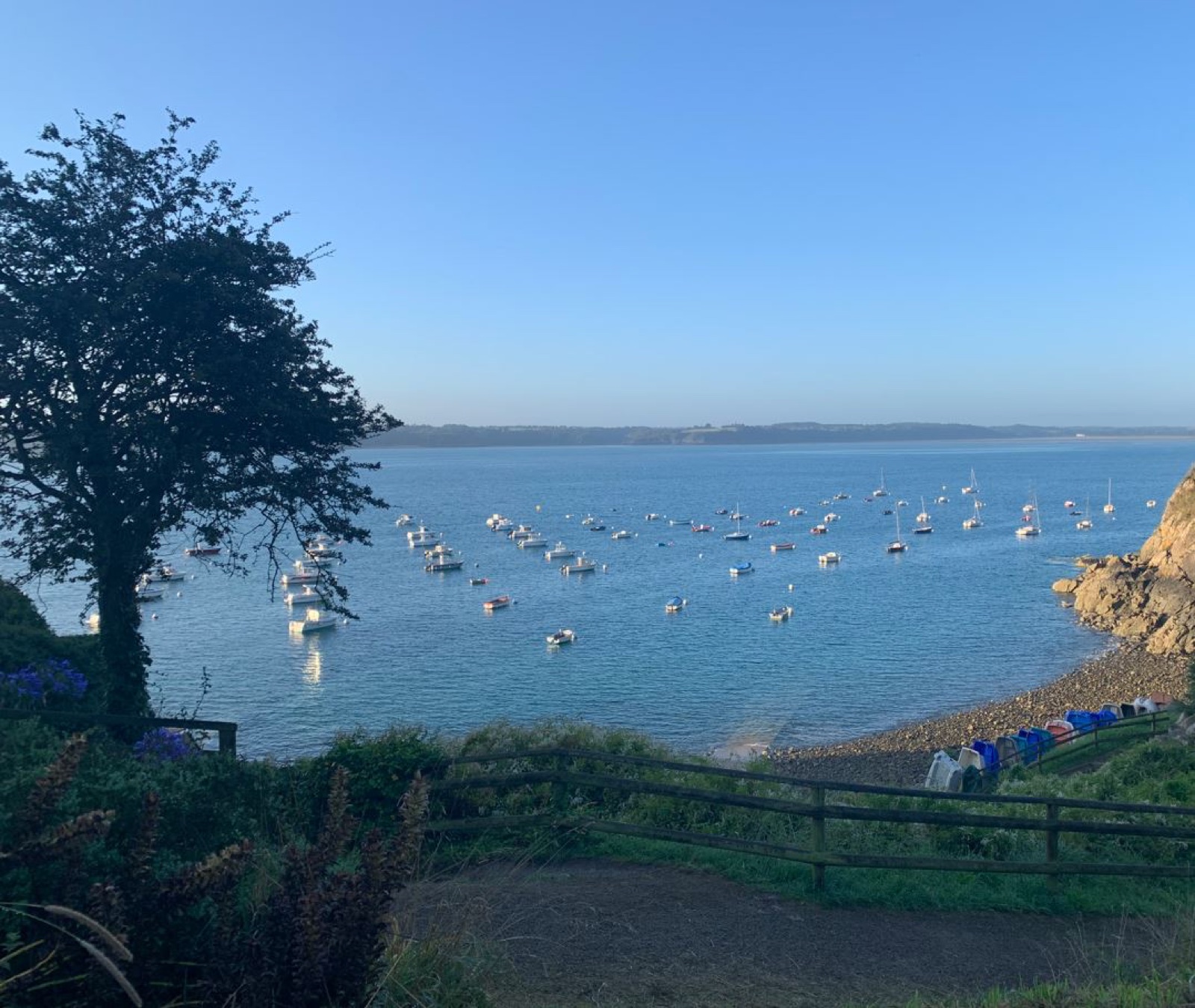 Le petit port de Saint-Géran au soir, ses bateaux dans la baie de la Fresnaye à Plévenon, près du Cap Fréhel